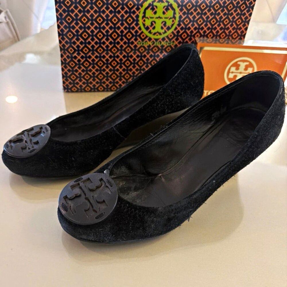 Tory Burch Black Suede Wedge Pumps Round Toe Logo Slip On Womens 8.5
